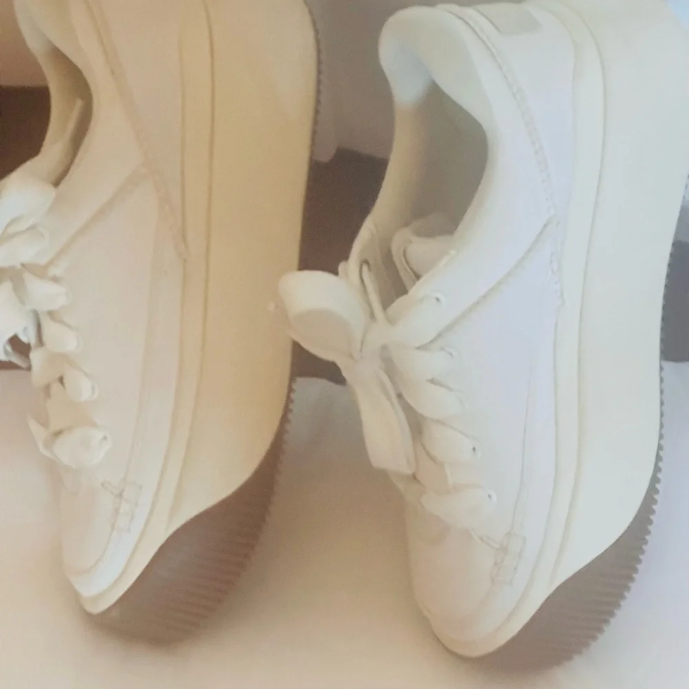 Ugg Women’s EX Duzzit Essential lace up platorm sneakers in white. 10